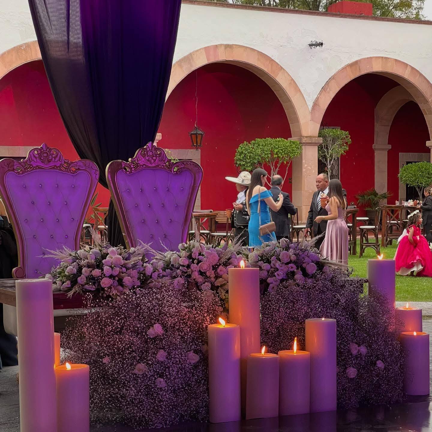Mesa principal con velas y flores moradas