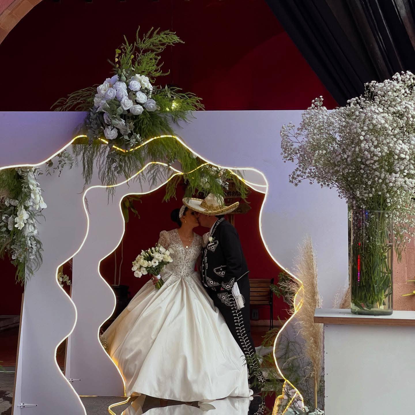 Novios en marco iluminado