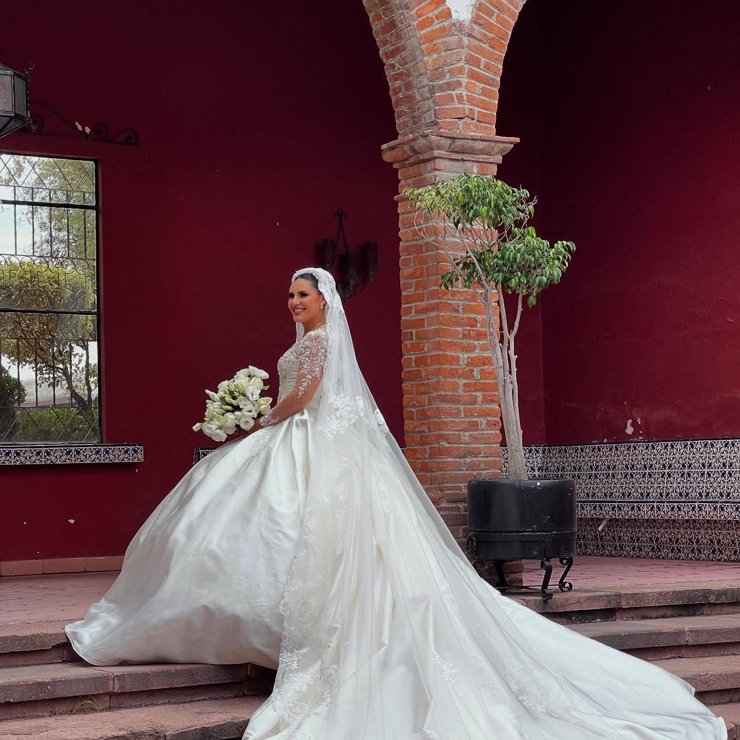 Novia con vestido blanco en locación elegante